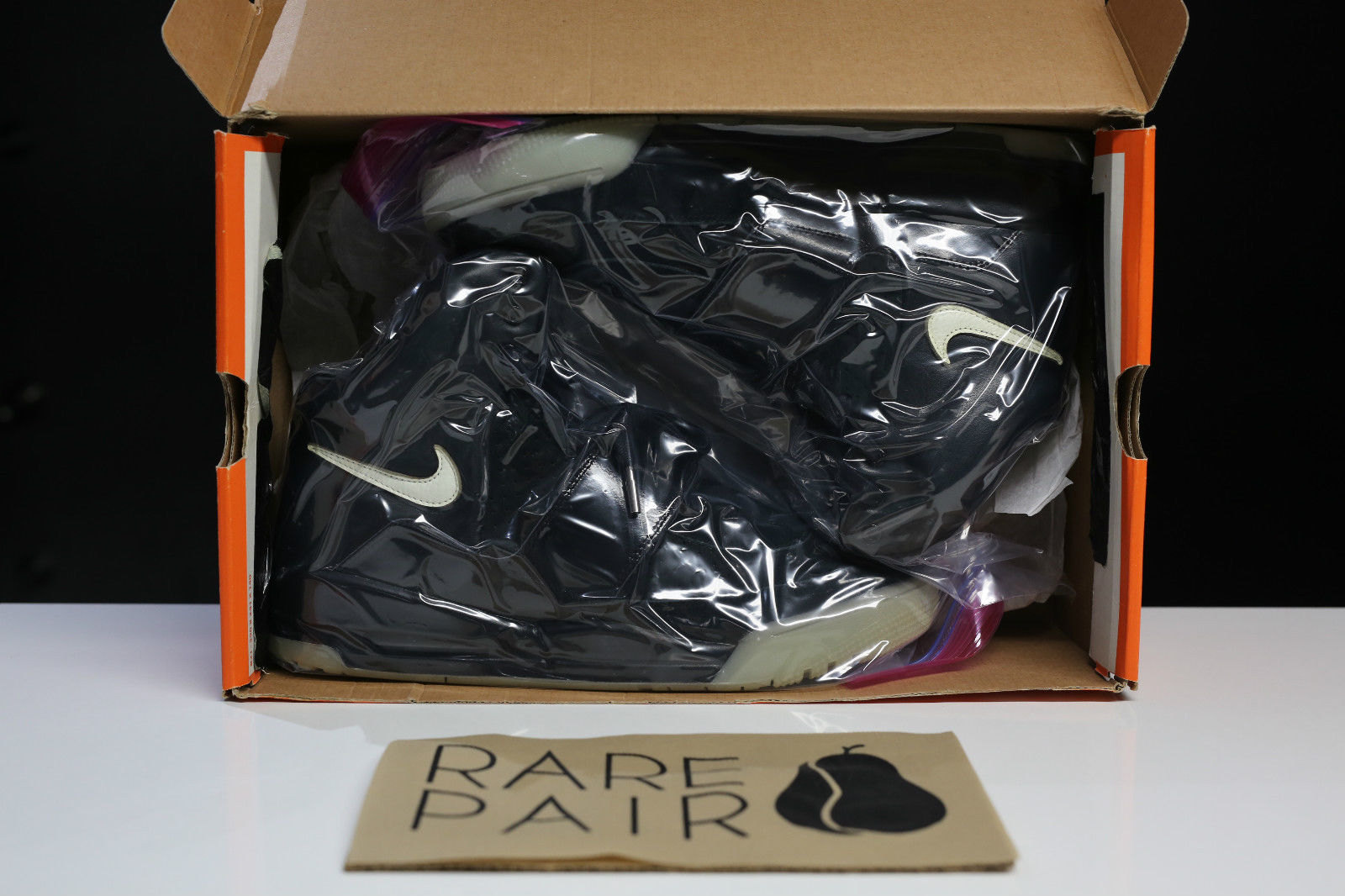 nike-air-yeezy-black-sample-65000-2_ja3seq