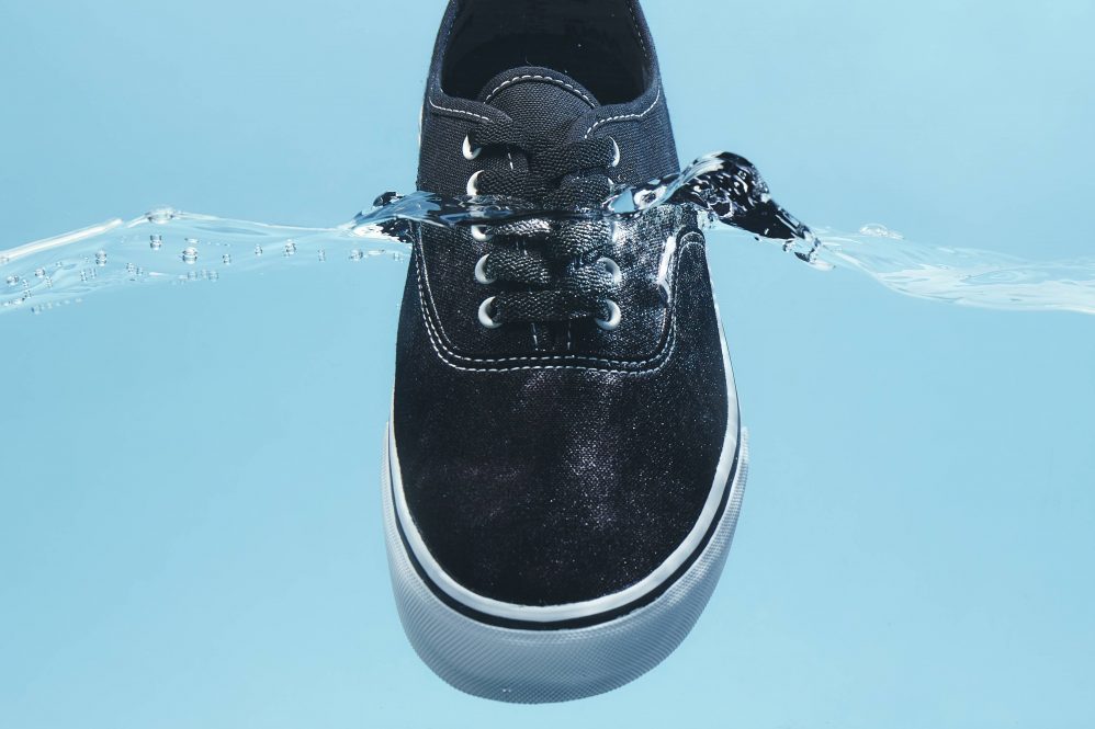VANSから防水仕様の「AUTHENTIC」が発売 - FNMNL (フェノメナル)