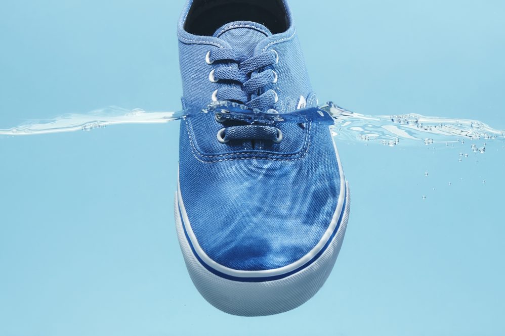 VANSから防水仕様の「AUTHENTIC」が発売 - FNMNL (フェノメナル)