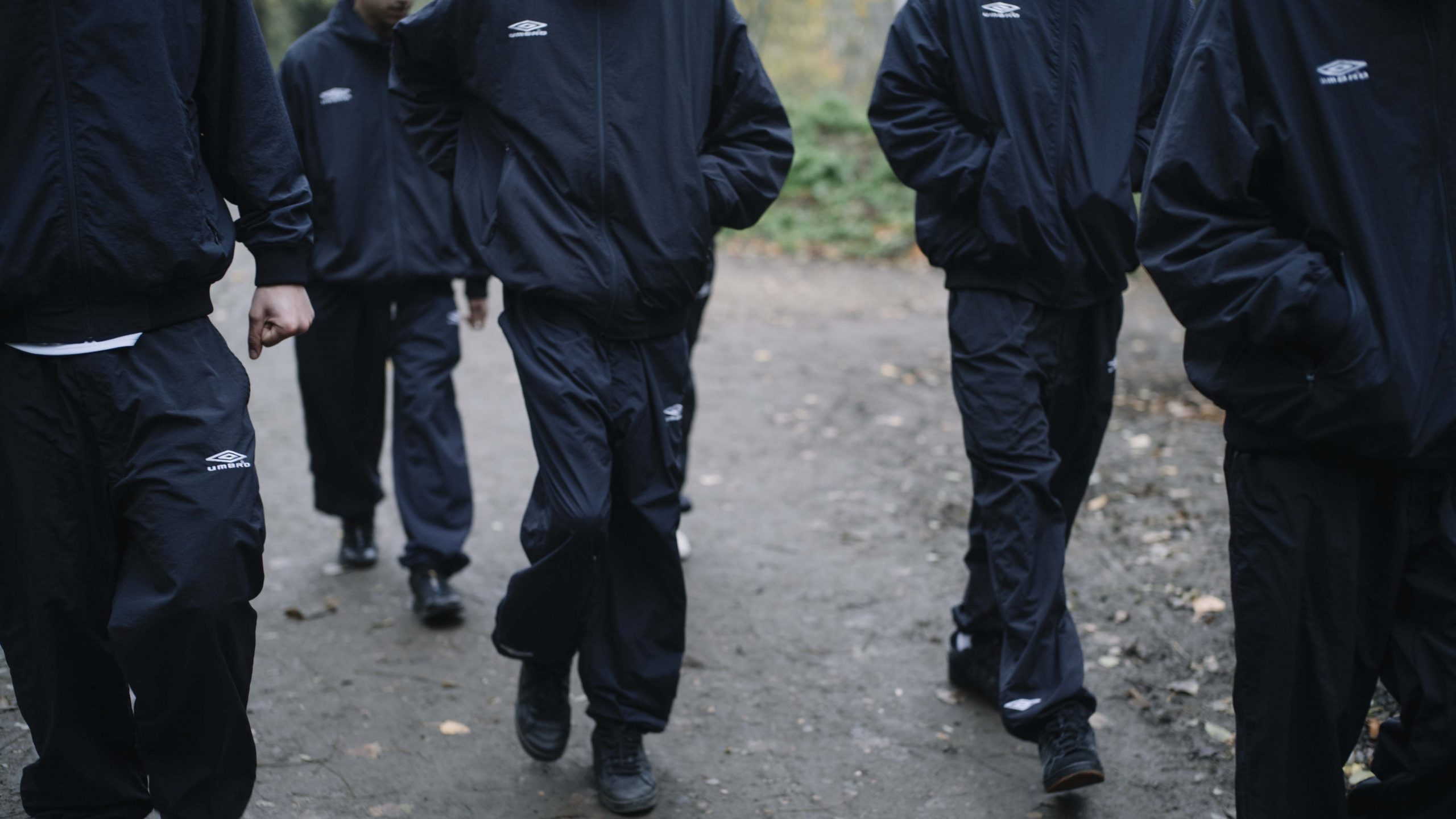 COMOLIとUMBROのミニマルなカプセルコレクション - FNMNL (フェノメナル)